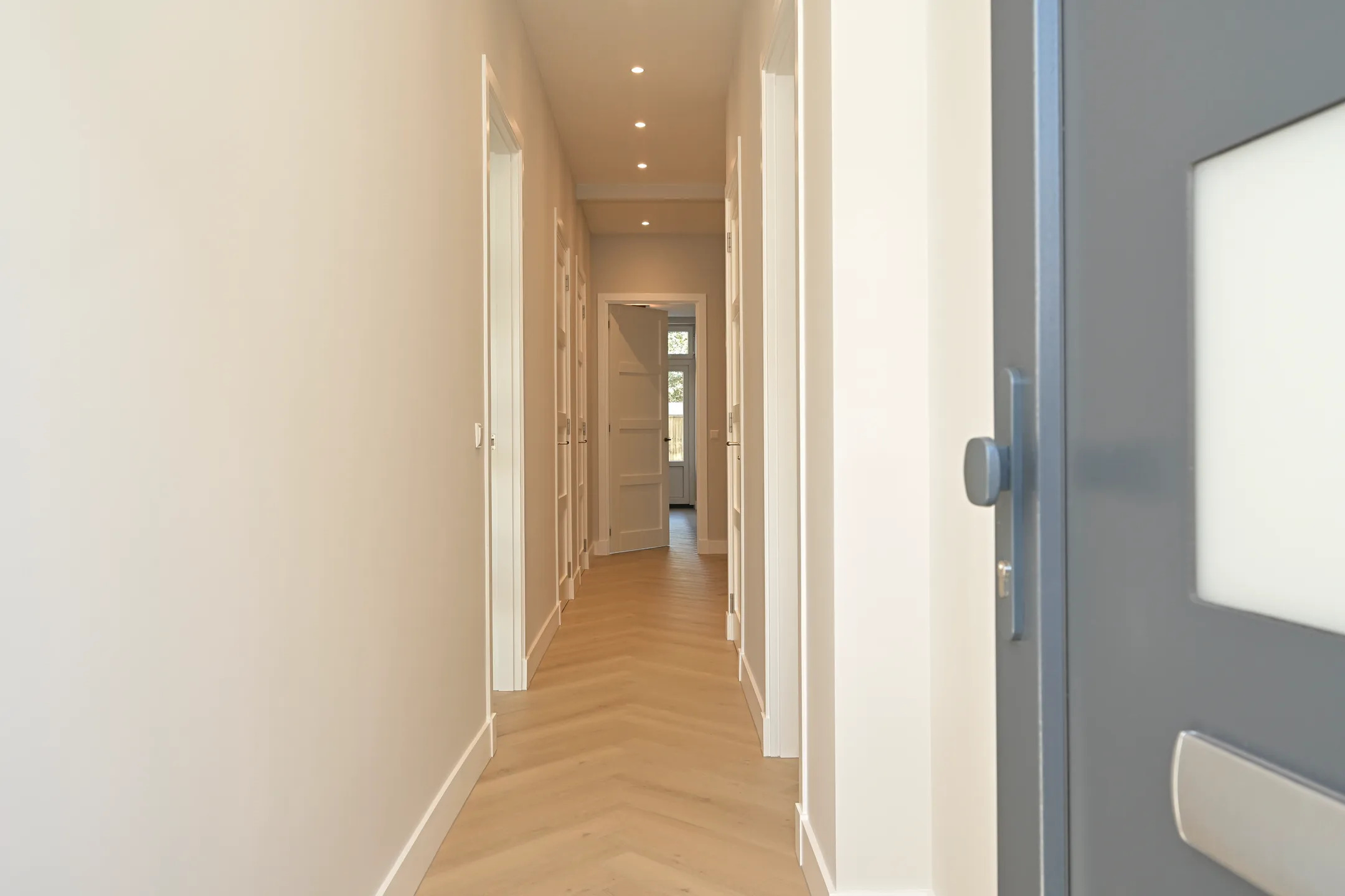 Hal met visgraatvloer